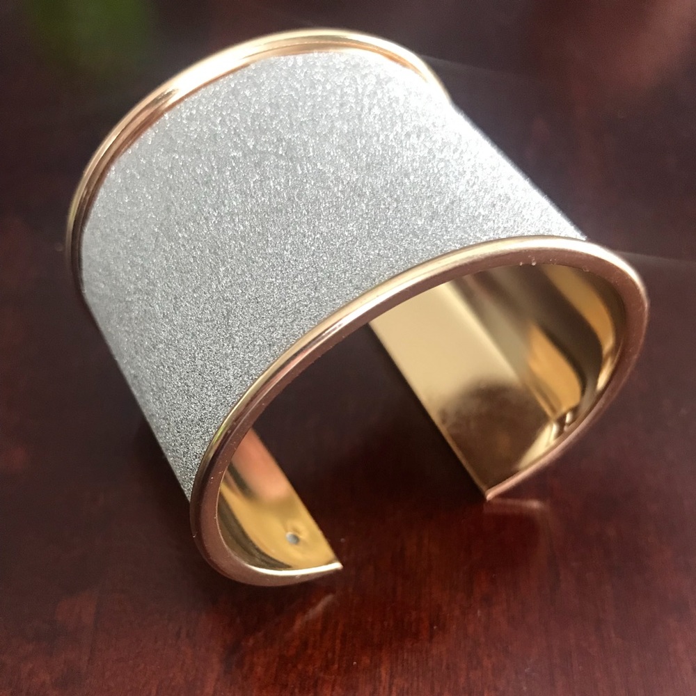 Women’s glittery and gold bracelet!